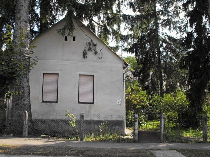 Hosszú, enyhe ívű úton, a Fő utcán jutunk el a település központját jelentő templomhoz.