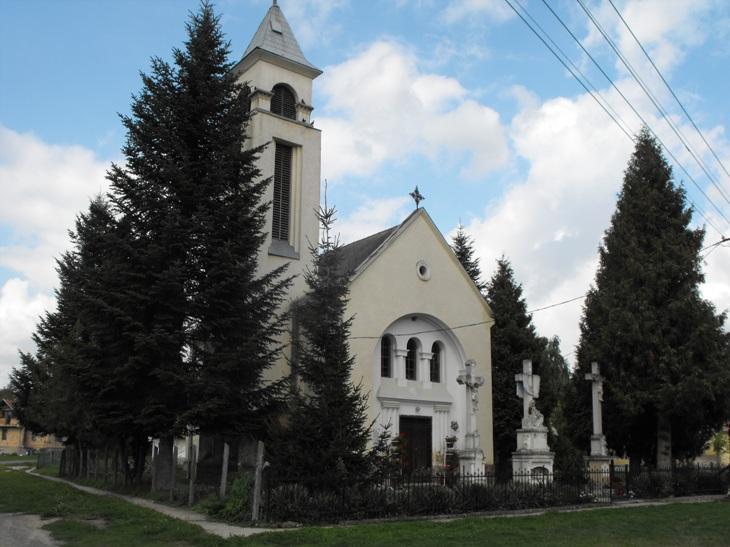 A Kossuth utca elején a templom rendezett környezete
