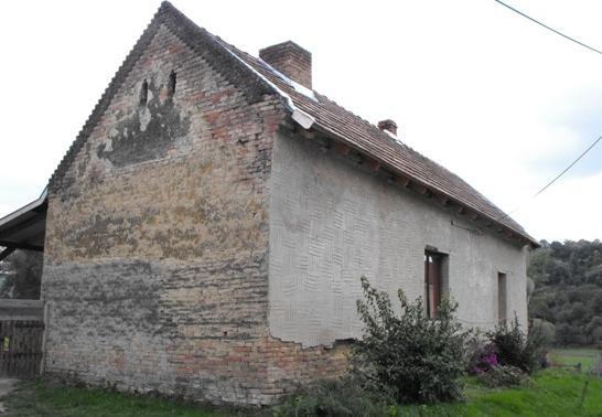 Az utcában a jellemző beépítés mód az oldalhatáson álló,