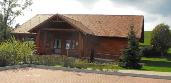 Az épületek nyereg, esetleg kontyolt nyeregtetősek.