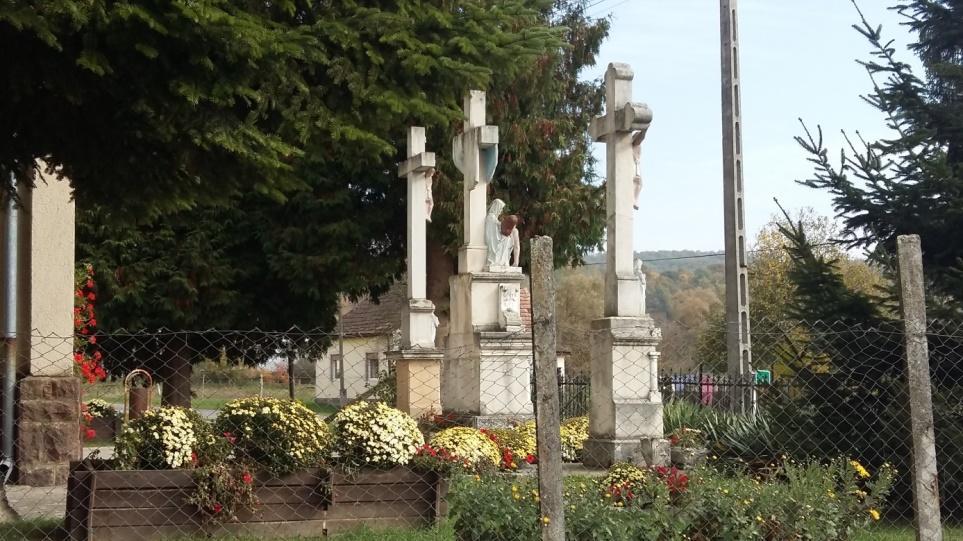 Templomkert Rendezett virágos kert öleli a helyi védettséget élvező épületet és az
