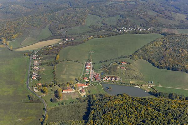 ZseliciSzab adidő Farm HAJMÁS Zselici Szabadidő Farm A Zselici Szabadidő Farm település déli határában jelentős területeket tudhat magáénak.