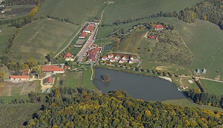 Idegenforgalmi terület Telepítés Az övezetben az épületek szabadon állóan vannak elhelyezve.