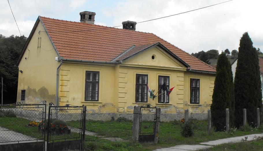 Jó példák Utcai szárnnyal épített polgárias jellegű,