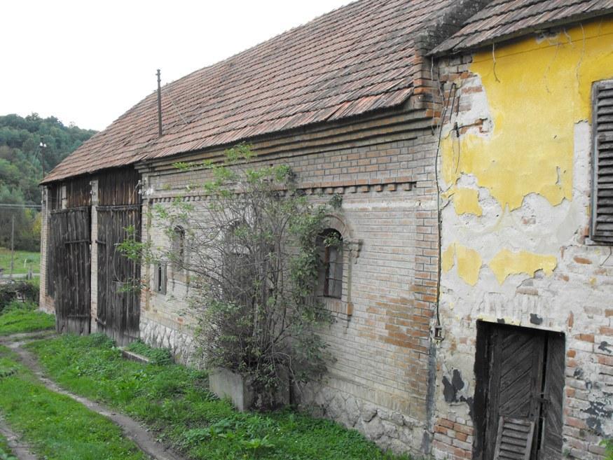 Míves, téglaarchitektúrás,
