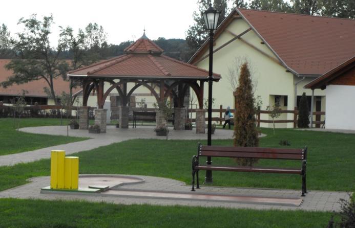 Visszafogott homlokzatdísz és a fa zsalu meghitt