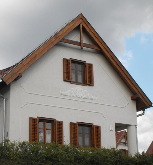 épületnek.