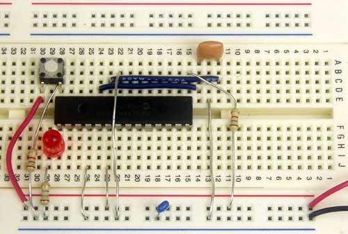 Egy lehetséges hardver megvalósítás PIC16F876P 20 MHz rezonátor (5 MIPS) SW1 az RC3 bemeneten LED az RC4 kimeneten Forrás: An LDmicro Tutorial - cq.