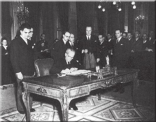 Gyöngyösi János magyar külügyminiszter aláírja a békeszerzôdést Vesse össze a trianoni és a párizsi béke aláírási módját!