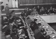 32 382 olaszország 29 626 (1951) A nagyhatalmak bruttó és egy fôre jutó nemzeti jövedelme (GNP) 1950-ben a jövő világában a szabadkereskedelem biztosítását, s ennek pénzügyi alapjait kívánták