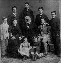 Erdélyi Örmény Gyökerek DUDUTZ JÁNOS (*1828 1889) - kereskedő Felesége: IZMAEL ANNA (*1838-1917) Dudutz János papír-képeslap boltjának árukínálatát így reklámozta: S ha, kinek babája levelét várja