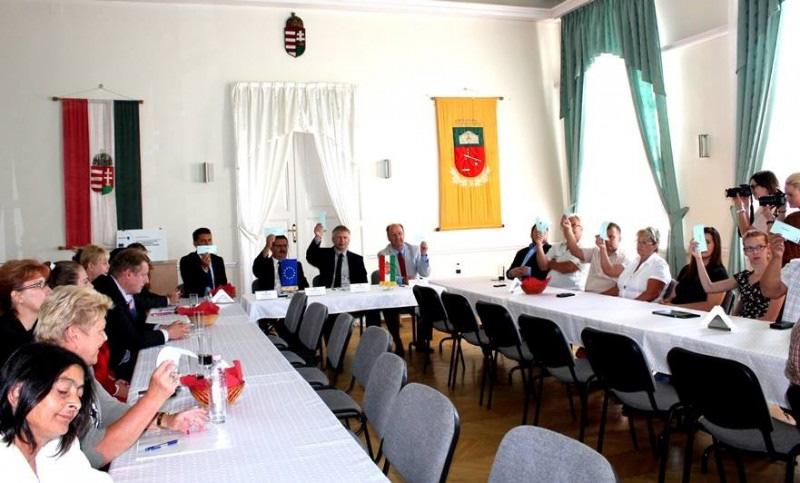 A projekt címe: Helyi foglalkoztatási együttmőködések megvalósítása a Kisbéri Járásban a munkaerı piaci kereslet és kínálat összehangolása érdekében. A támogatás összege: 86 millió forint.