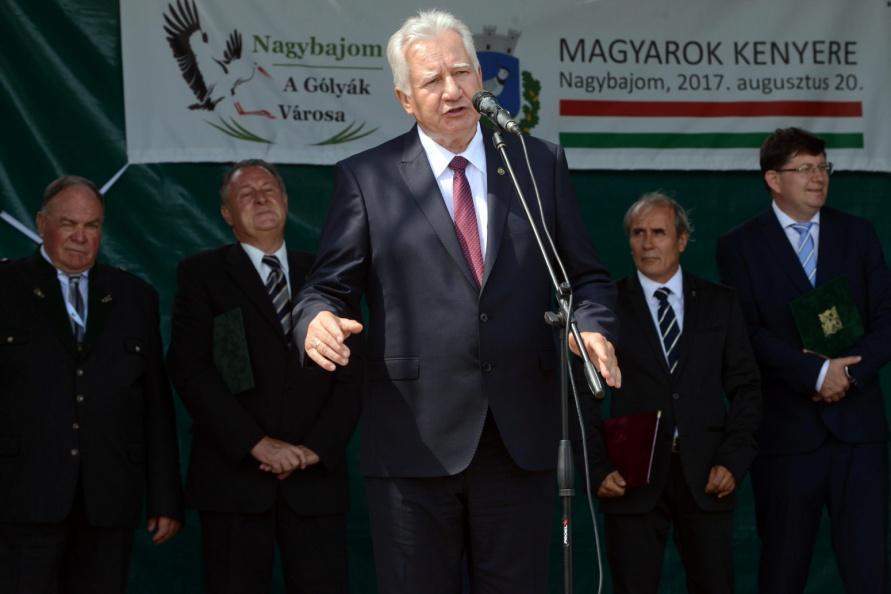 Közélet Megszentelték az új kenyeret Idén Nagybajom adott otthont a Somogy megyei Kenyérszentelő Ünnepnek, ahol dr.