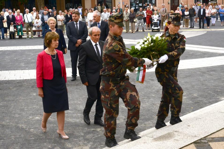 Ennek részeként helyezett el koszorút a Szent Istvánkútnál Dr.