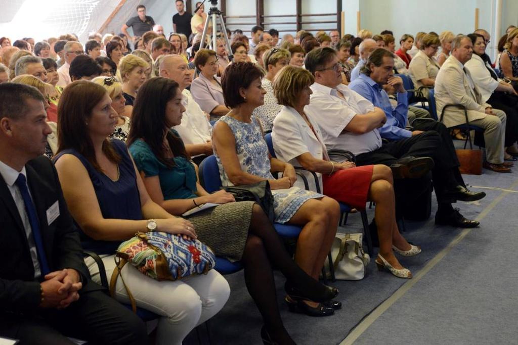 Közélet Az eseményen megjelent Sipos Imre, az Emberi Erőforrások Minisztériumának miniszteri biztosa, Brassói Sándor, az Oktatási Hivatal elnökhelyettese, dr.