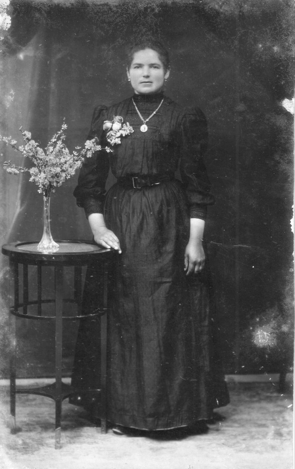 B 47 1. János * 1889. 10. 21. 1891. 05. 08. 2. István * 1891. 12. 25. 3. Mária * 1894. 05. 10. 1896. 10. 22. 4. János * 1898. 10. 08. Bába János * 1898.