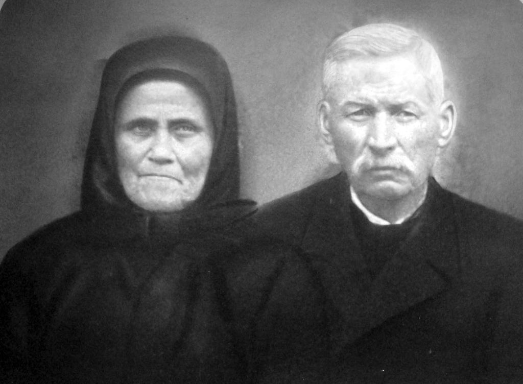 240 Bácsgyulafalva családkönyve Gyömbér Viktória, 1924. 05. 19. * 1906. 11. 13., Bgyf Szülők: Gyömbér Ferenc és Bócsó Erzsébet Lábadi Illés * 1867, Szaján Szülők: Lábadi András és Czirok Terézia 1.