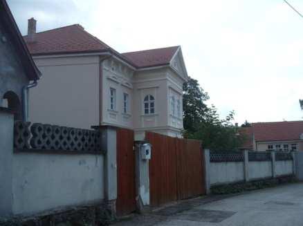 10 4. Bikár-villa Cím: Kossuth Lajos utca 11. Hrsz.: 759/1 02586 A Fő térről induló Kossuth Lajos u. 11. alatt található neoreneszánsz Bikár-villa helyi védett épület.