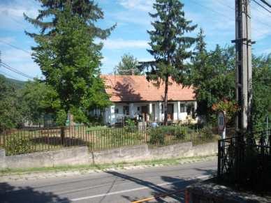 Oldaltornácos, vakolatarchitektúrás, jó állapotú ház. 12.