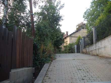 Ybl-villa, melynek kertje 2001. óta helyi jelentőségű természeti védelem alatt áll.