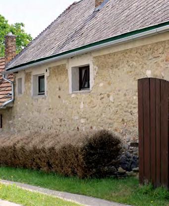 Amennyiben mégis redőny mellett dönt az építető inkább a rejtett, mintsem a külső redőnydobozos kivitel a beépítendő, lehetőleg a nyílászáróval megegyező színben.