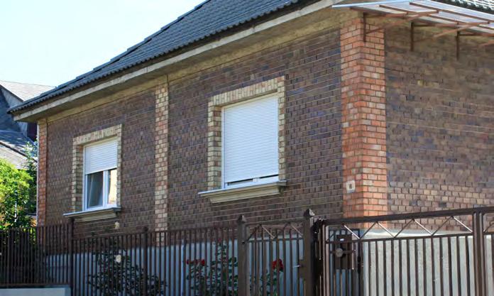 A zöld vagy sötétbarna színű fa felületek a visszafogott színű falfestéssel és gipsz díszekkel esztétikus megjelenést kölcsönöznek az épületnek, legyen szó hagyományos vagy