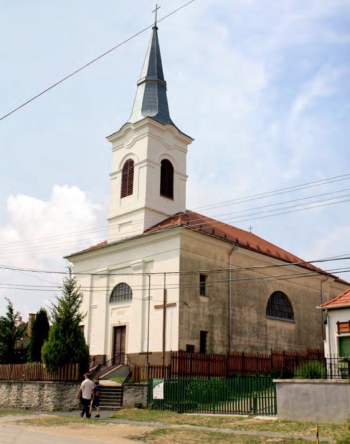1827-re a megromlott állapotú templom felújítása helyett a helyiek - a szépen gyarapodó hívek száma okán is - inkább egy új, nagyobb templom építésébe kezdenek.