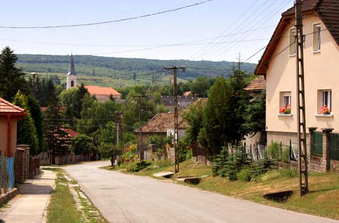 14 Eltérő karakterű településrészek 15 Eltérő karakterű településrészek TÖRTÉNELMI TELEPÜLÉSRÉSZ Bakonynána főutcáját képező Kossuth Lajos utca, illetve ennek folytatásaként irányába mutató Alkotmány
