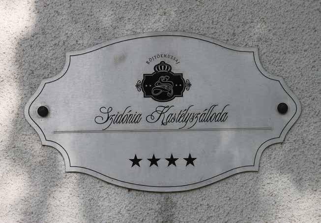 78 7 HIRDETÉSEK, REKLÁMTÁBLÁK Épületek és növényzet mellett a hirdetések, cégtáblák megjelenése is része az utcaképnek.