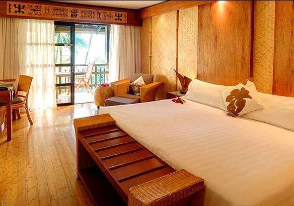 A repülőtérről transzfer a 4 csillagos Hotel InterContinental Moorea Resort & Spa-ba (Moorea legnagyobb szállása, remek kiindulópontja a nyugati partról bármilyen programnak.