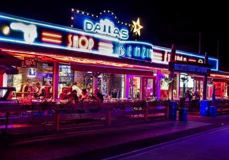 Dallas maga a dicsőséges Amerika, a Cowboy kalapok, csizmák, olajüzletek és whiskey világa.