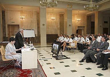 Szervezeti élet Együttmûködés a NAV-val A Rendvédelmi Kar alakuló ülése Augusztus 23-án együttműködési megállapodást írt alá a Sátoraljaújhelyi Fegyház és Börtön és a Nemzeti Adóés Vámhivatal