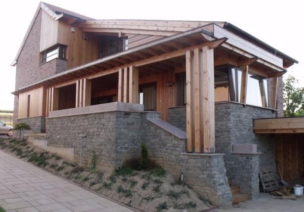 3. Példa (új építésű családi ház) Földszint: 110 m 2 (1,0) Emelet: 60 m 2 (1,0) Fedett beálló: 30 m 2 (0,5) Építési környezet: nem