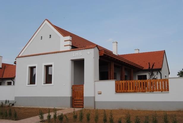 5. Példa (új építésű családi ház) Földszint: 102 m 2 (1,0) Fedett terasz: 16 m 2 (0,5) Építési környezet: nem védett terület Terepadottság: 3% lejtő (1,0) Számítás: