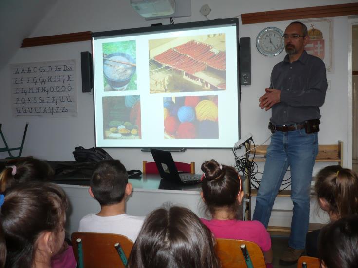 Molnár Marcell, a Kaposvári Egyetem Agrár- és Környezettudományi Kar egyetemi docens tanára, előadásán az állatok által készített szövési