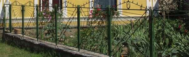 A kerítések színe harmonizál az épület nyílászáróival, gyakran a zöldre festett ablakkeret színe köszön vissza a kerítéseken.