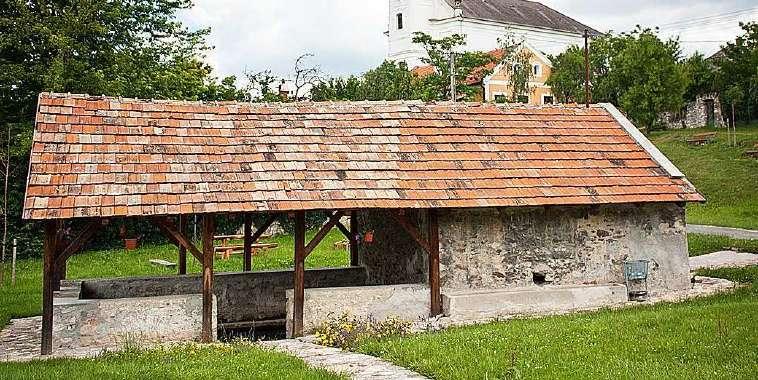 A mosóházat az 1820-as évek vége felé építhették, amit a vízszint emelkedése miatt, s az állagmegóvás miatt 1935-ben teljesen