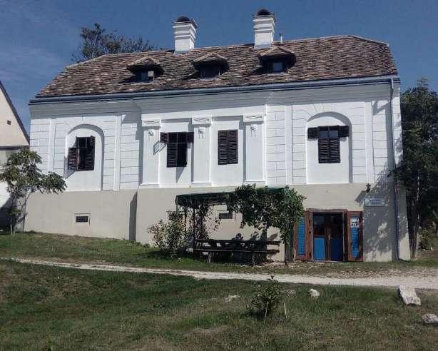 A lakóházakhoz hasonlóan a középületek,