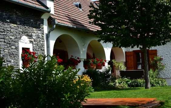 Balaton-felvidék népi építészetének építészeti karakterével, színvilágával harmonizál.