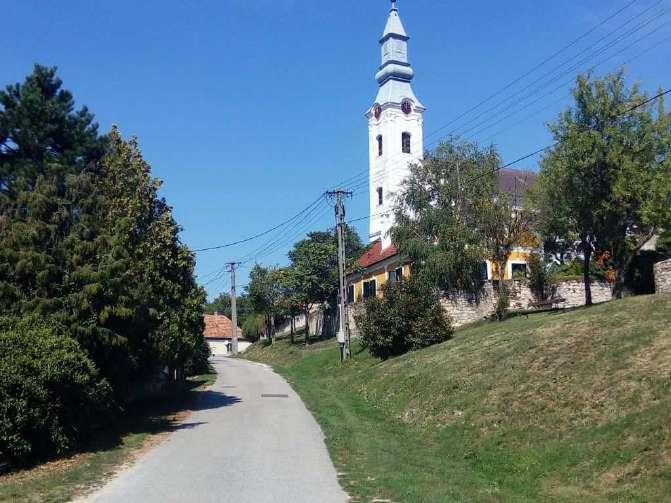 Utcák, terek 43 UTCÁK, TEREK 7 A település központjában az utcák utcavonalas