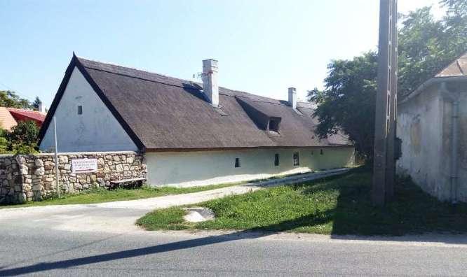 A halmazos településszerkezetből adódóan, jellegzetes Balaton-felvidéki