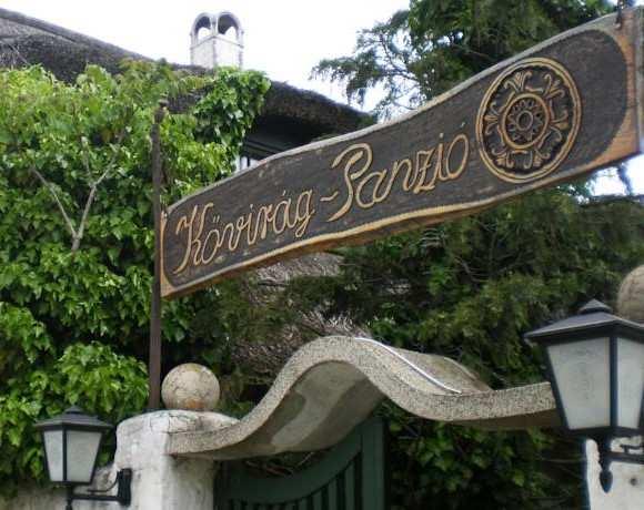 illetve a kerítésre kerülő reklámok mérete, legfeljebb 0,5 m 2 lehet.