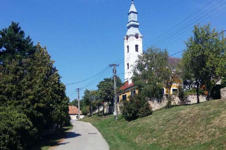 A település bemutatása 7 A nemesi falvakban, így Köveskálon is a házak építésére szolgáló telkek szabályos osztásával az eredeti telekrendszer megváltozott.