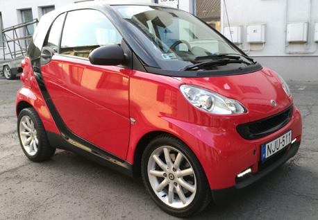 immobiliser, érintőképernyős 6 hangszórós rádió, GPS, USB-bemenet,, bluetooth-os kihangosító, automata klíma, nappali ledes menetfény és még sok extrával van felszerelve.