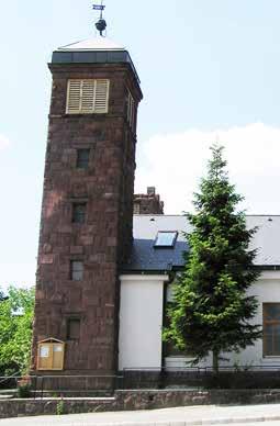 A mai Szent Margit kápolna Almádi első temploma köz adakozásból épült a Remete-patak bal partján, a már 1879-ben odahelyezett kőkereszt mögött, két