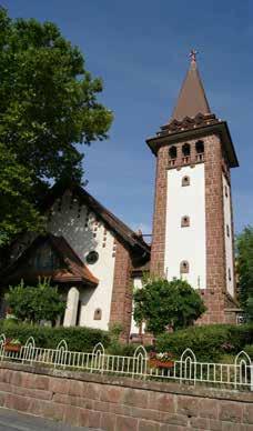 Az almádi vörös homokkőből készült templomot Medgyaszay jellegzetes erdélyi motívumokkal díszítette, amit a ma is látható fa mennyezet képvisel.