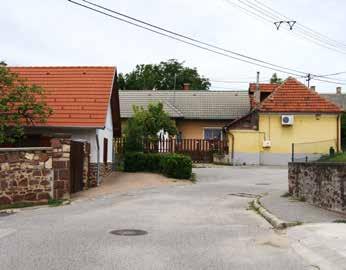 A tömör kerítések magassága ne haladja meg a 1,5 métert és a kerítés zártságát áttört