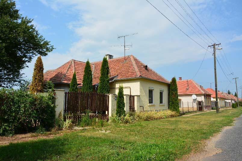 Az egyszintes családi házak fordulnak elő legtöbbször.