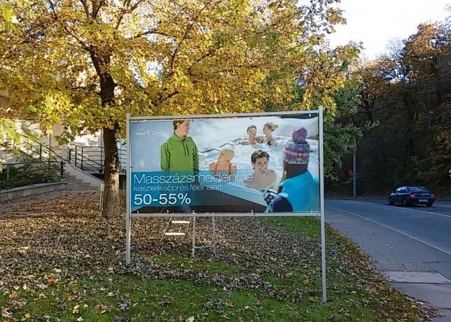 A településen a minden színben pompázó színes reklámtáblák, feliratok, fényreklámok