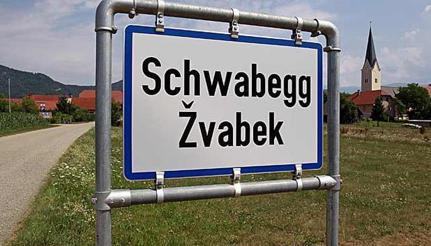 III. NYELVKÖRNYEZETTANI KONTEXTUS 15. ábra. Schwabegg település német-szlovén kétnyelvű helységnévtáblája az új törvény életbelépése után.